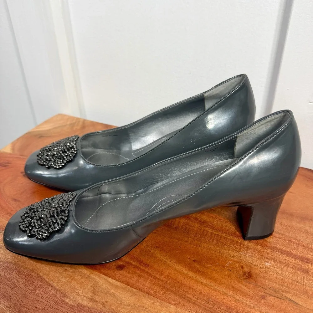 Tahari Sherry Grey Patent Pointed Toe Embellished Block Heel Pumps Womens‎ Sz 9M